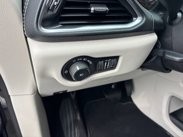 Used 2024 Chrysler Pacifica Limited w/ Trailer Tow Group FWD image 18