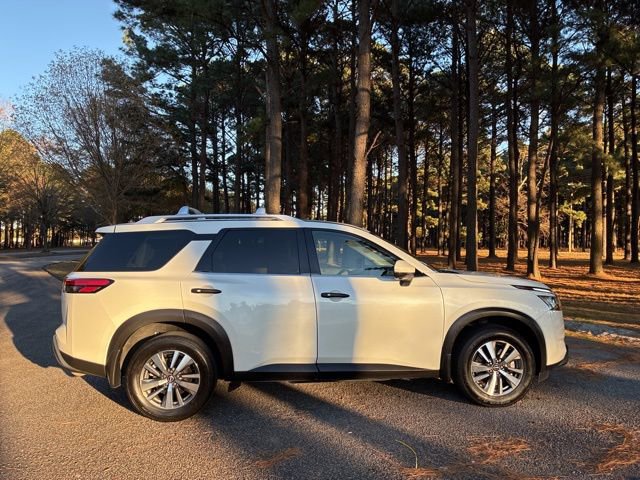 Used 2023 Nissan Pathfinder SL image 2