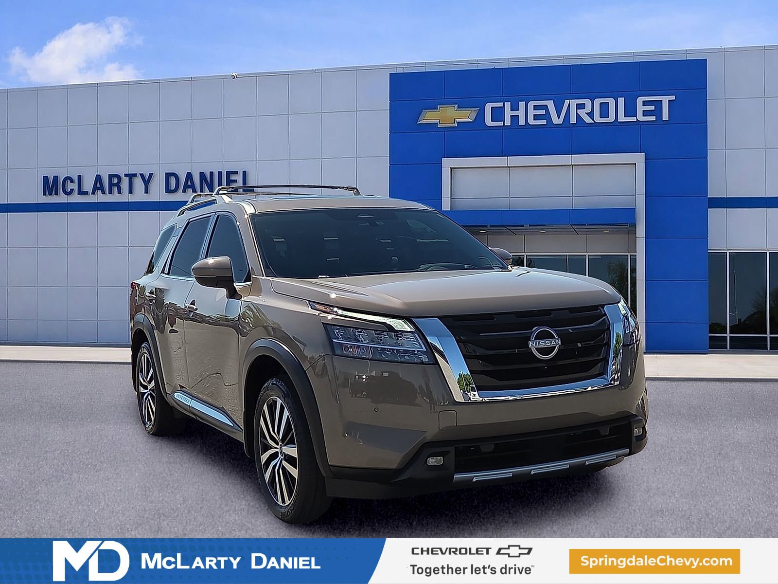 Used 2024 Nissan Pathfinder Platinum w/ Cargo Package FWD image 1