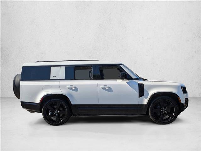 Used 2024 Land Rover Defender 130 X-Dynamic SE image 4
