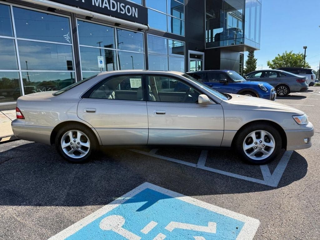Used 2001 Lexus ES 330 FWD image 2