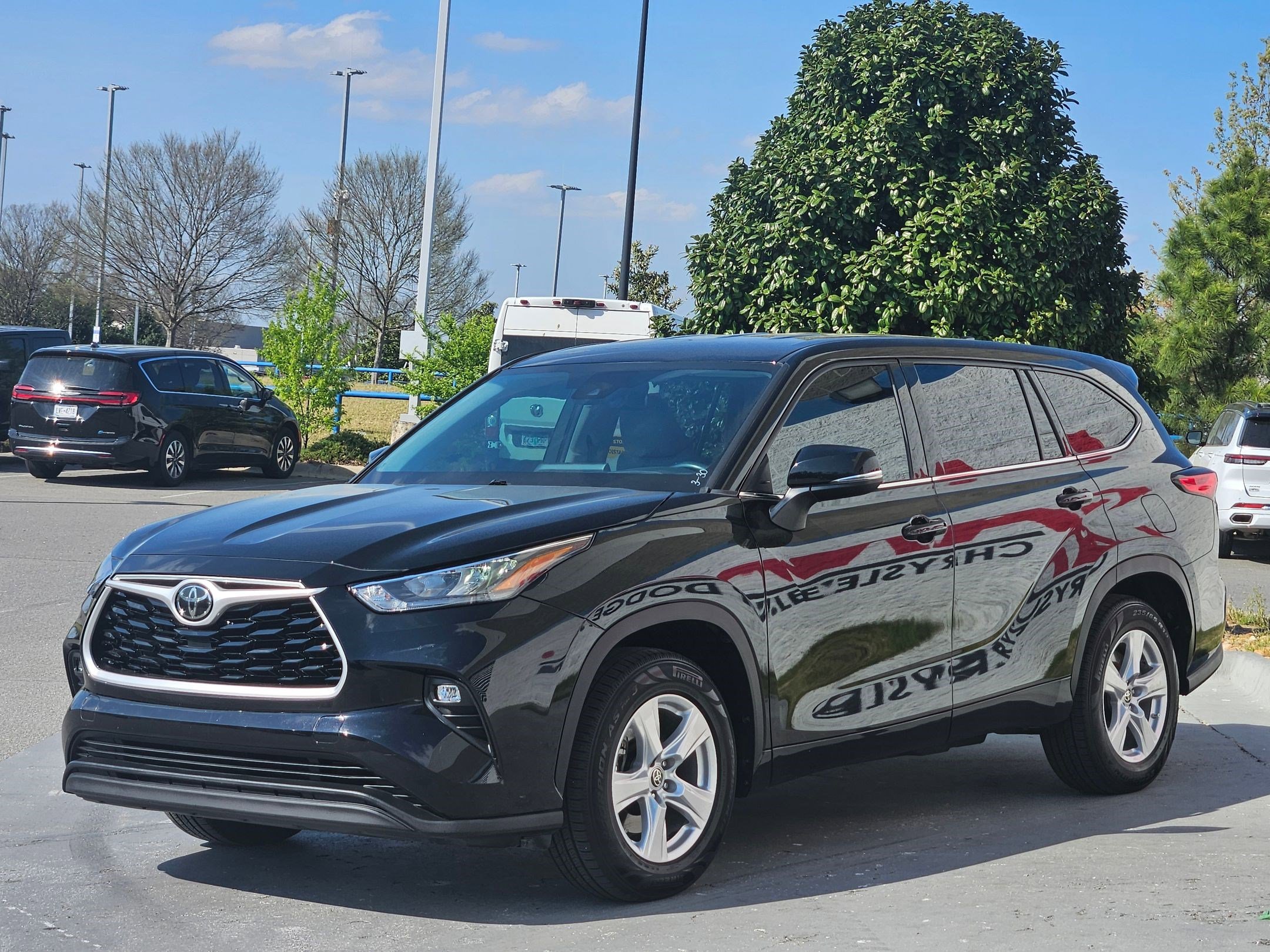 Used 2020 Toyota Highlander LE image 3