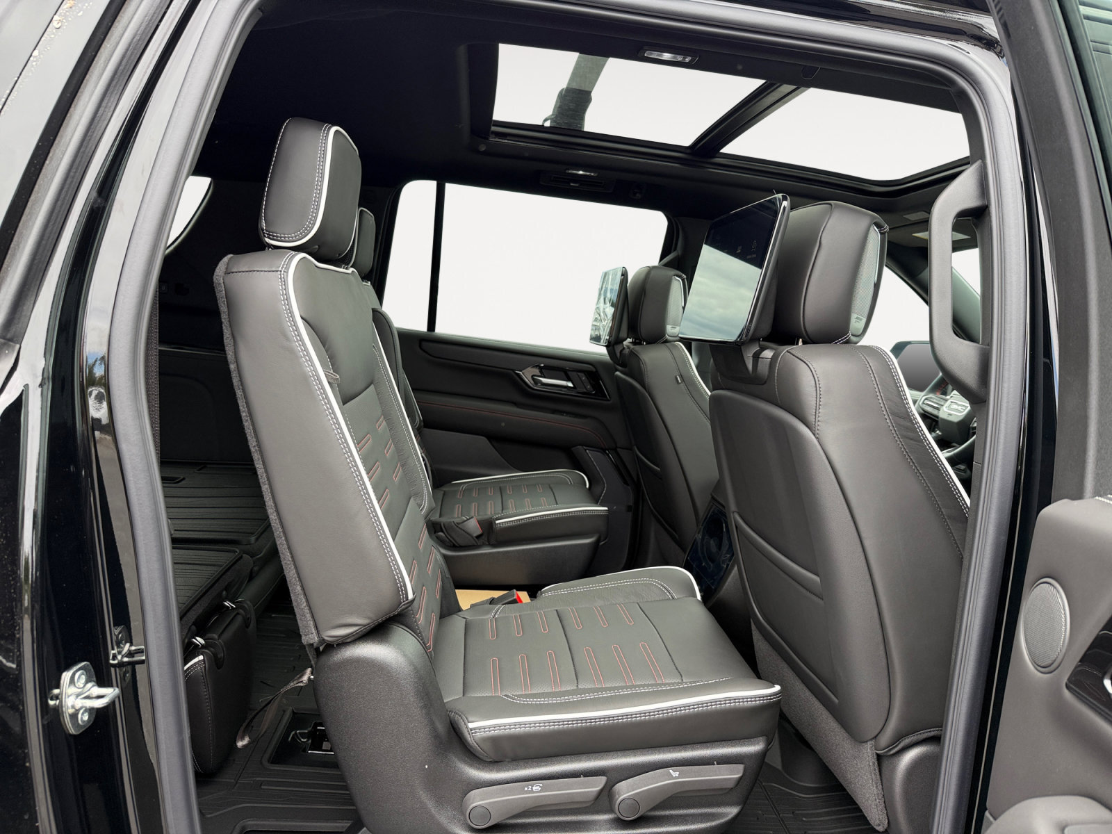 New 2026 GMC Yukon XL AT4 Ultimate w/ LPO, Floor Liner Package AWD/4WD image 18