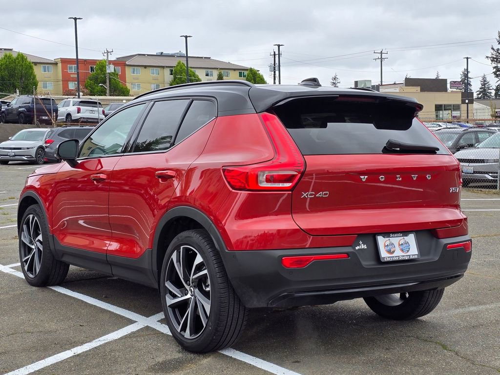 Used 2022 Volvo XC40 T5 R-Design w/ Advanced Package AWD/4WD image 4