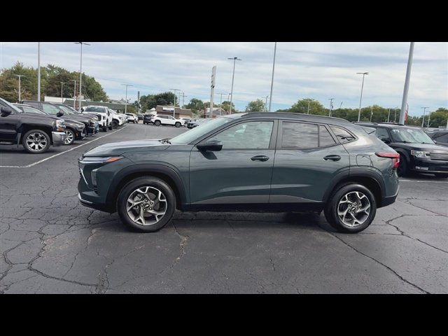Used 2026 Chevrolet Trax LT w/ Sunroof Package FWD image 5