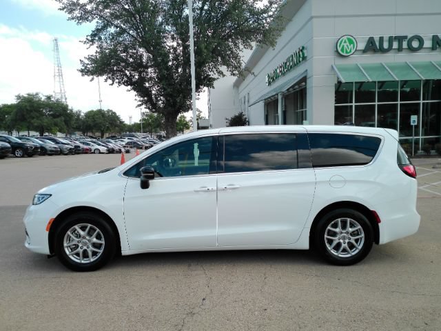 Used 2025 Chrysler Pacifica Select FWD image 12