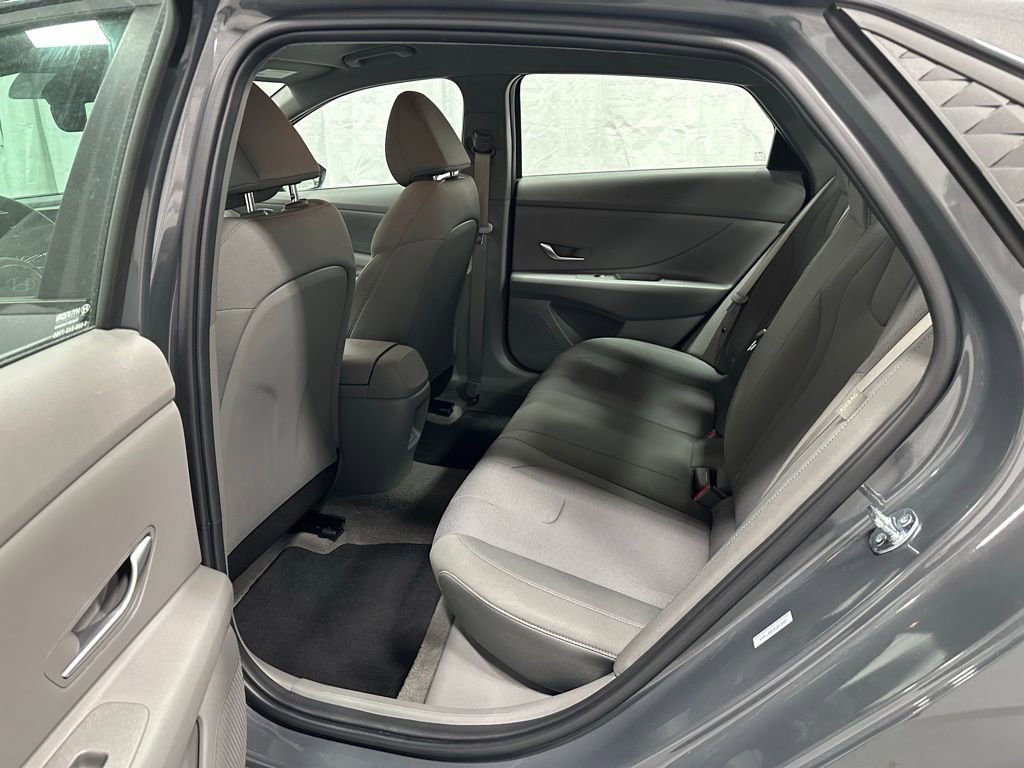 Used 2025 Hyundai Elantra SE image 38