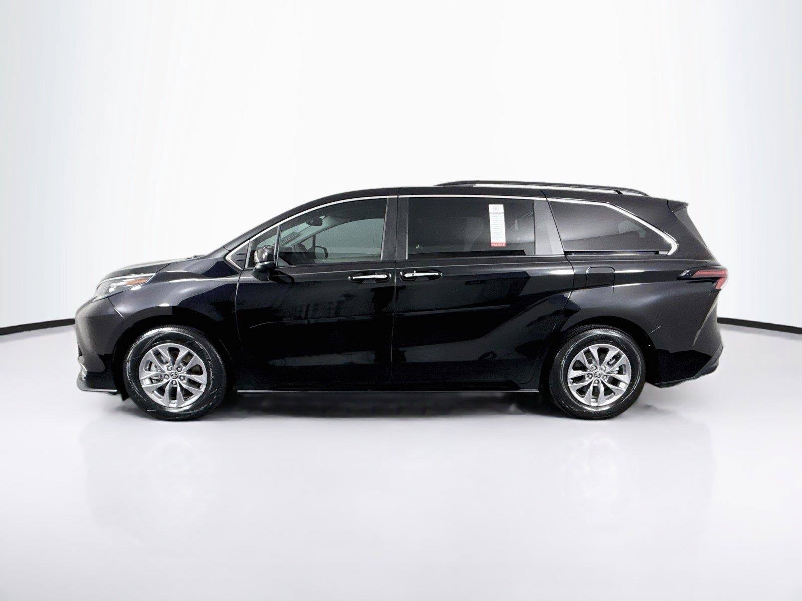 Certified 2024 Toyota Sienna XLE FWD image 13