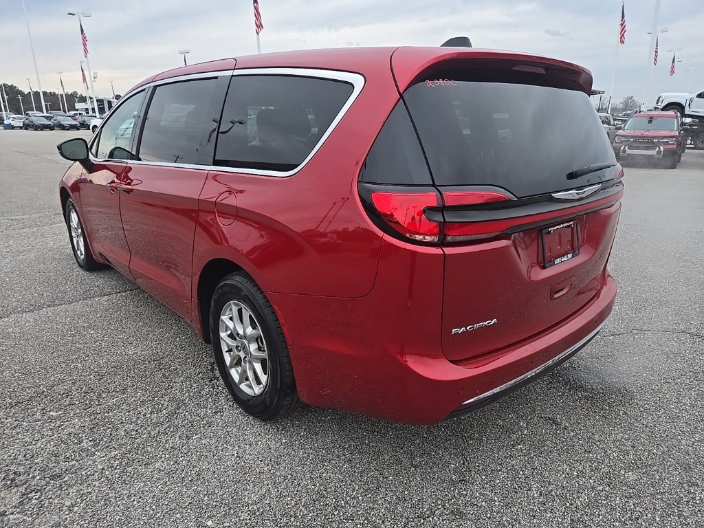 Used 2024 Chrysler Pacifica Touring-L image 7