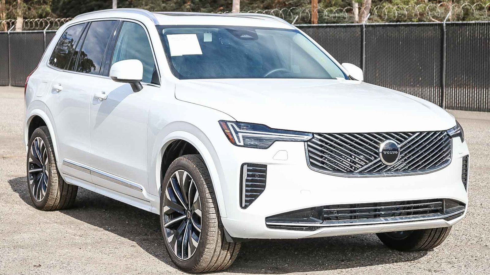 Used 2025 Volvo XC90 B6 Core w/ Protection Package Premier AWD/4WD image 3