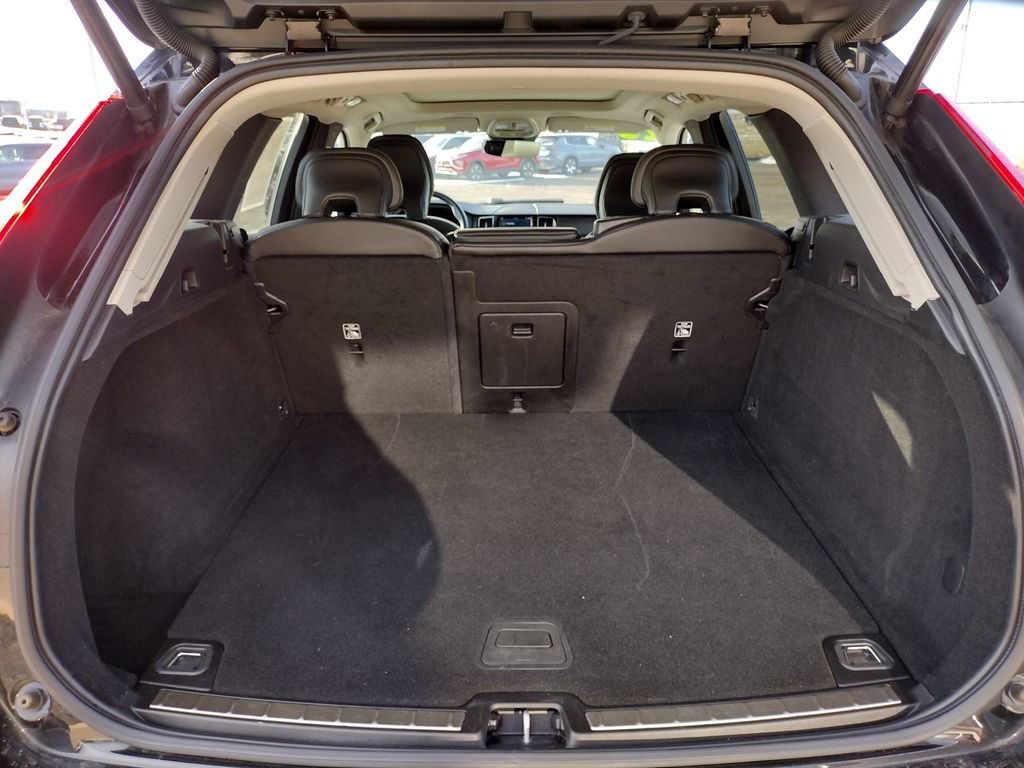 Used 2023 Volvo XC60 B5 Core image 10