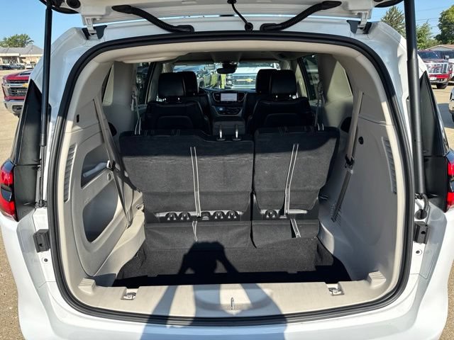 Used 2024 Chrysler Pacifica Touring-L FWD image 22