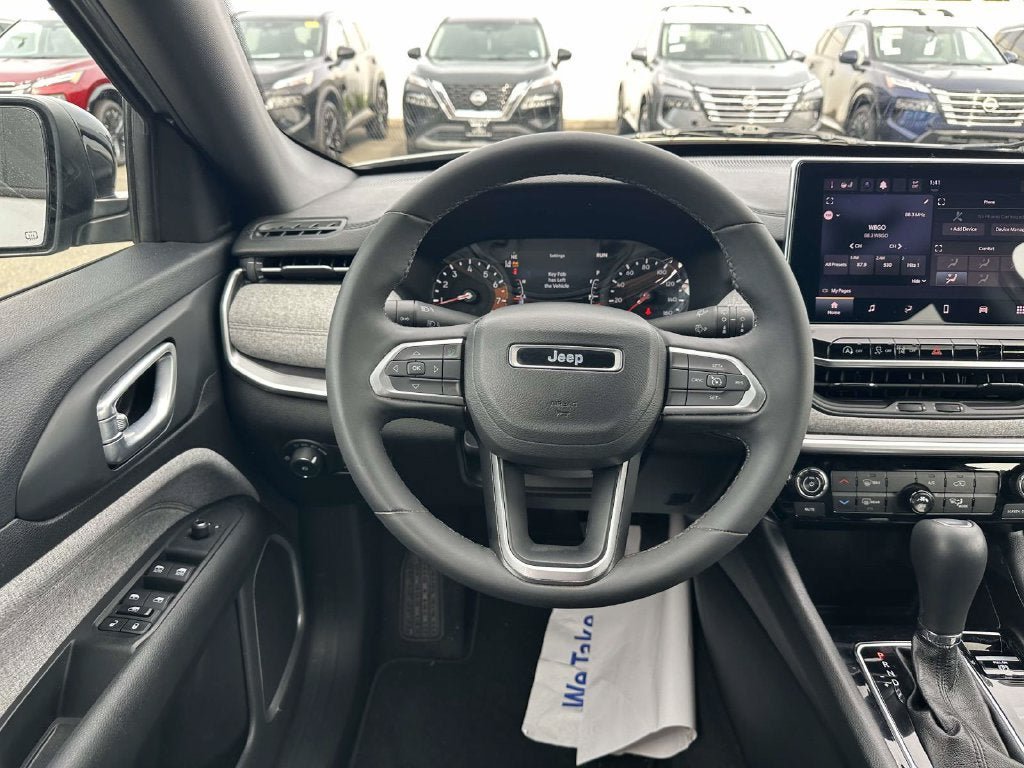 Used 2023 Jeep Compass Latitude AWD/4WD image 12