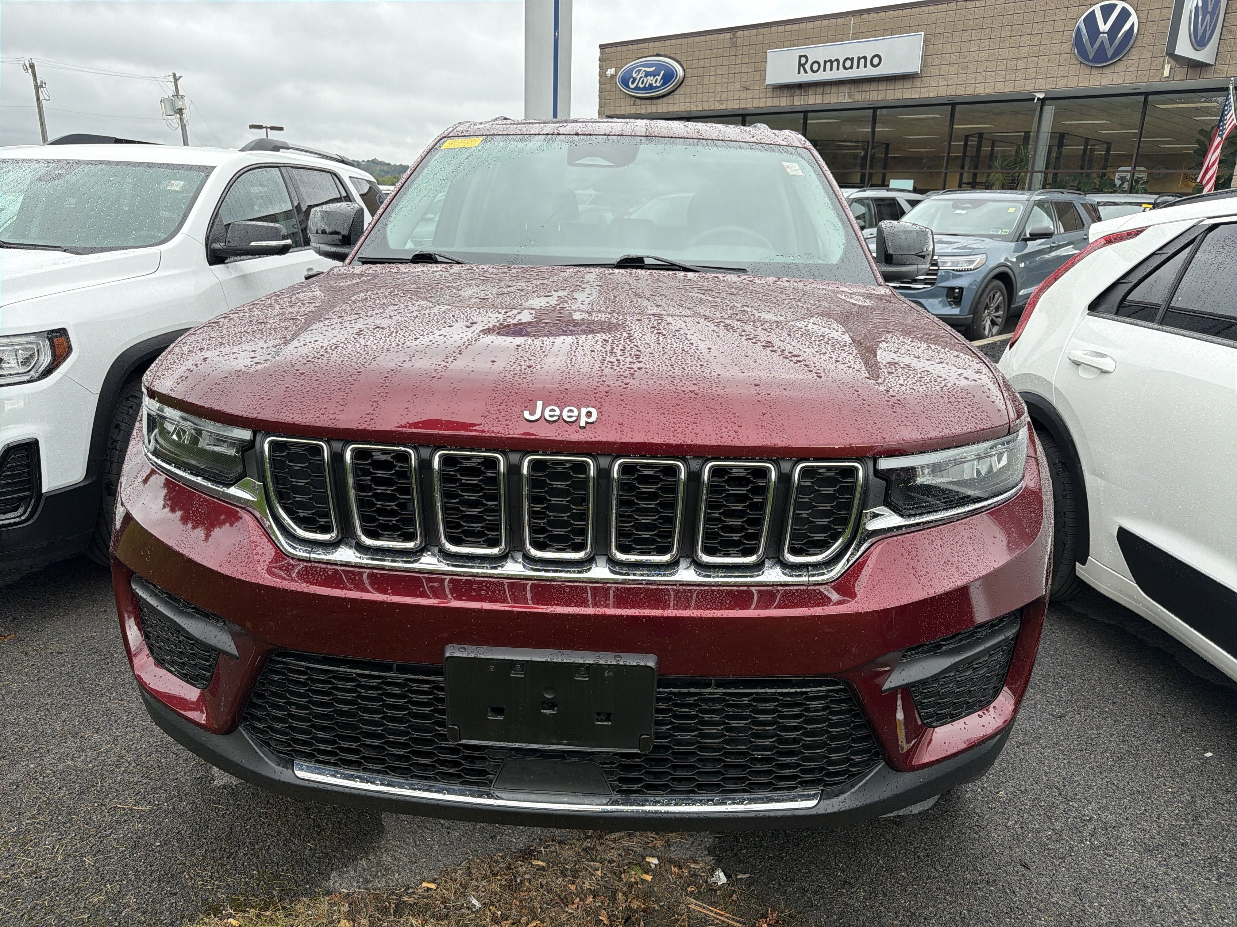 Used 2024 Jeep Grand Cherokee Laredo AWD/4WD image 3