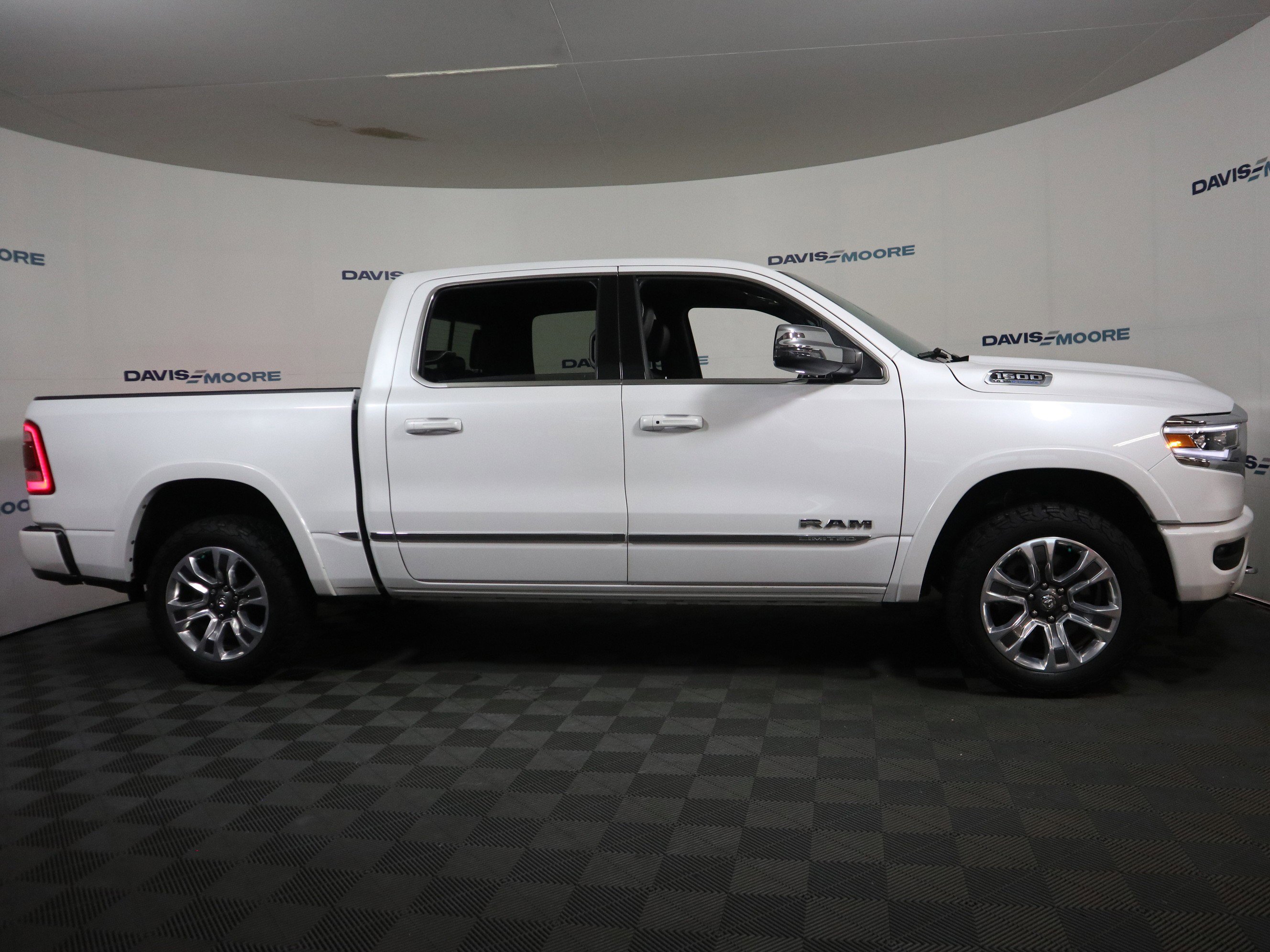 Used 2024 RAM 1500 Limited w/ Body Color Bumper Group image 4