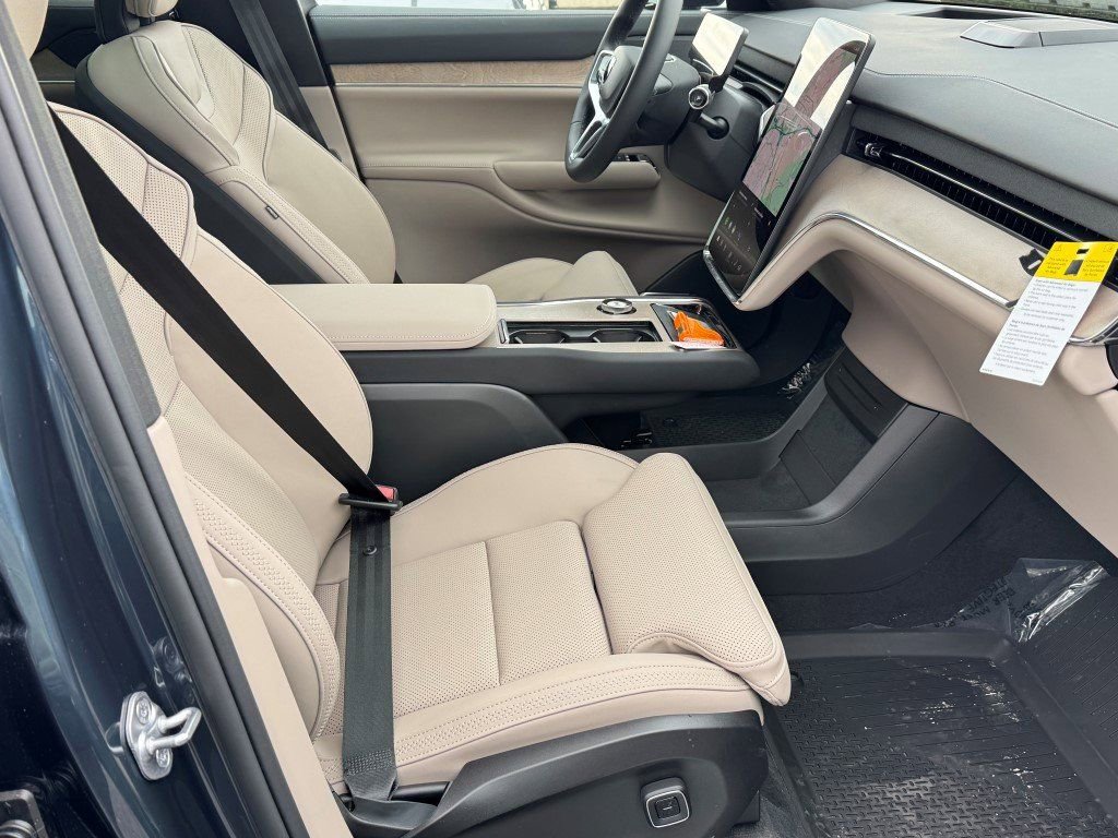 New 2025 Volvo EX90 Plus w/ Protection Package Premier AWD/4WD image 11