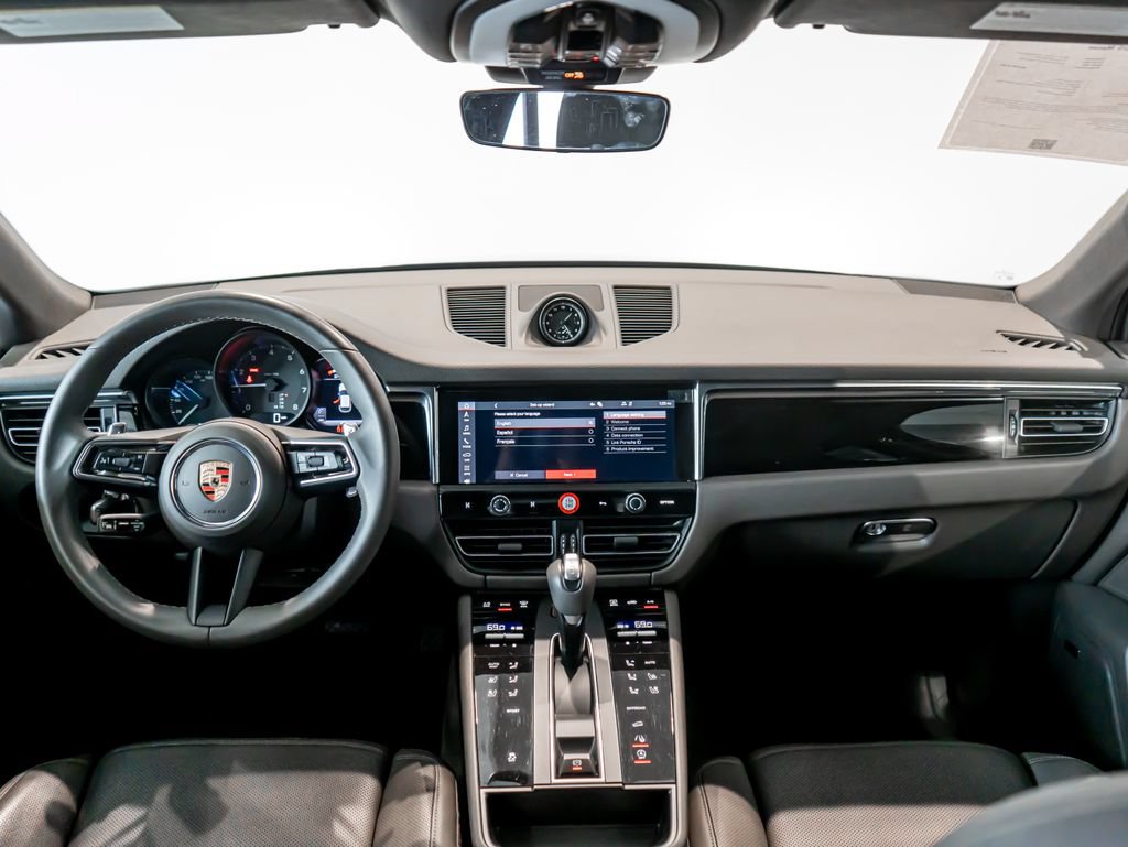 Certified 2025 Porsche Macan AWD/4WD image 19