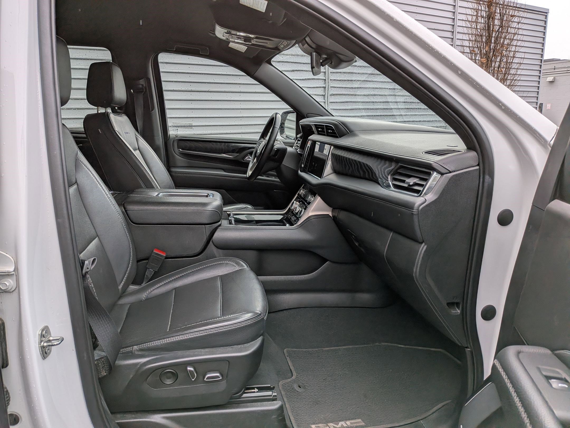 Used 2023 GMC Yukon Denali image 32