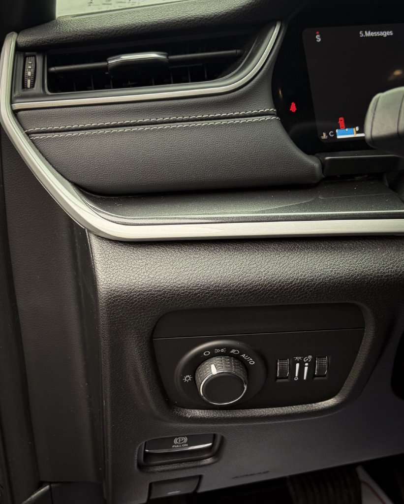 Used 2023 Jeep Grand Cherokee Altitude AWD/4WD image 7