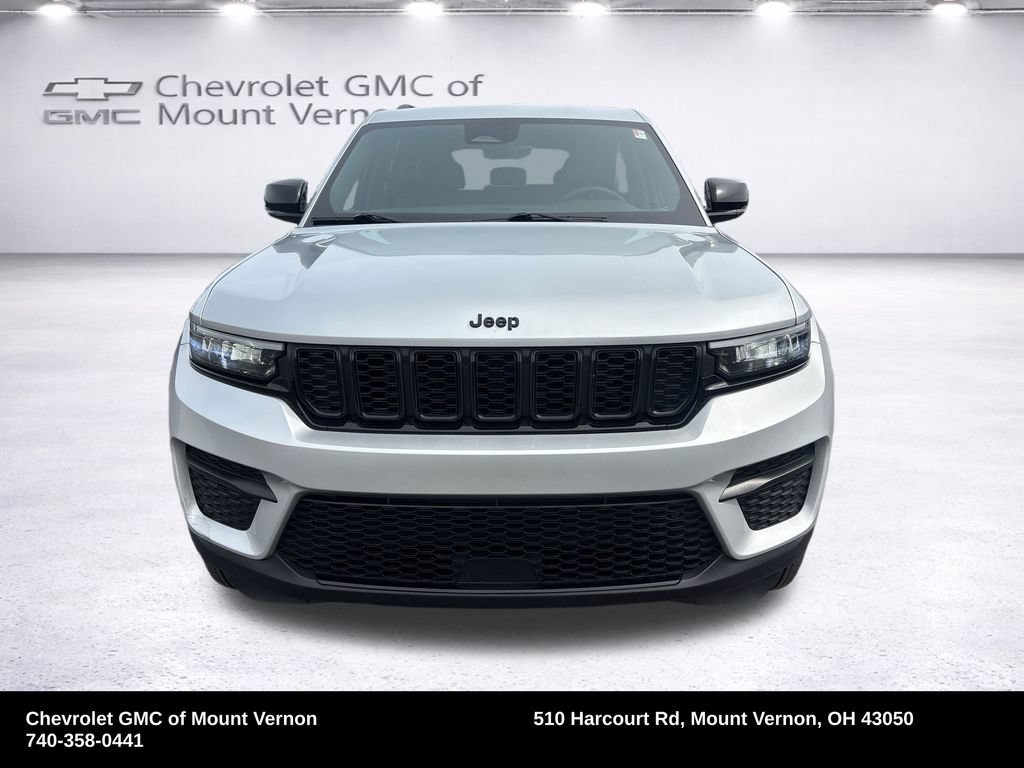 Used 2025 Jeep Grand Cherokee Altitude AWD/4WD image 9