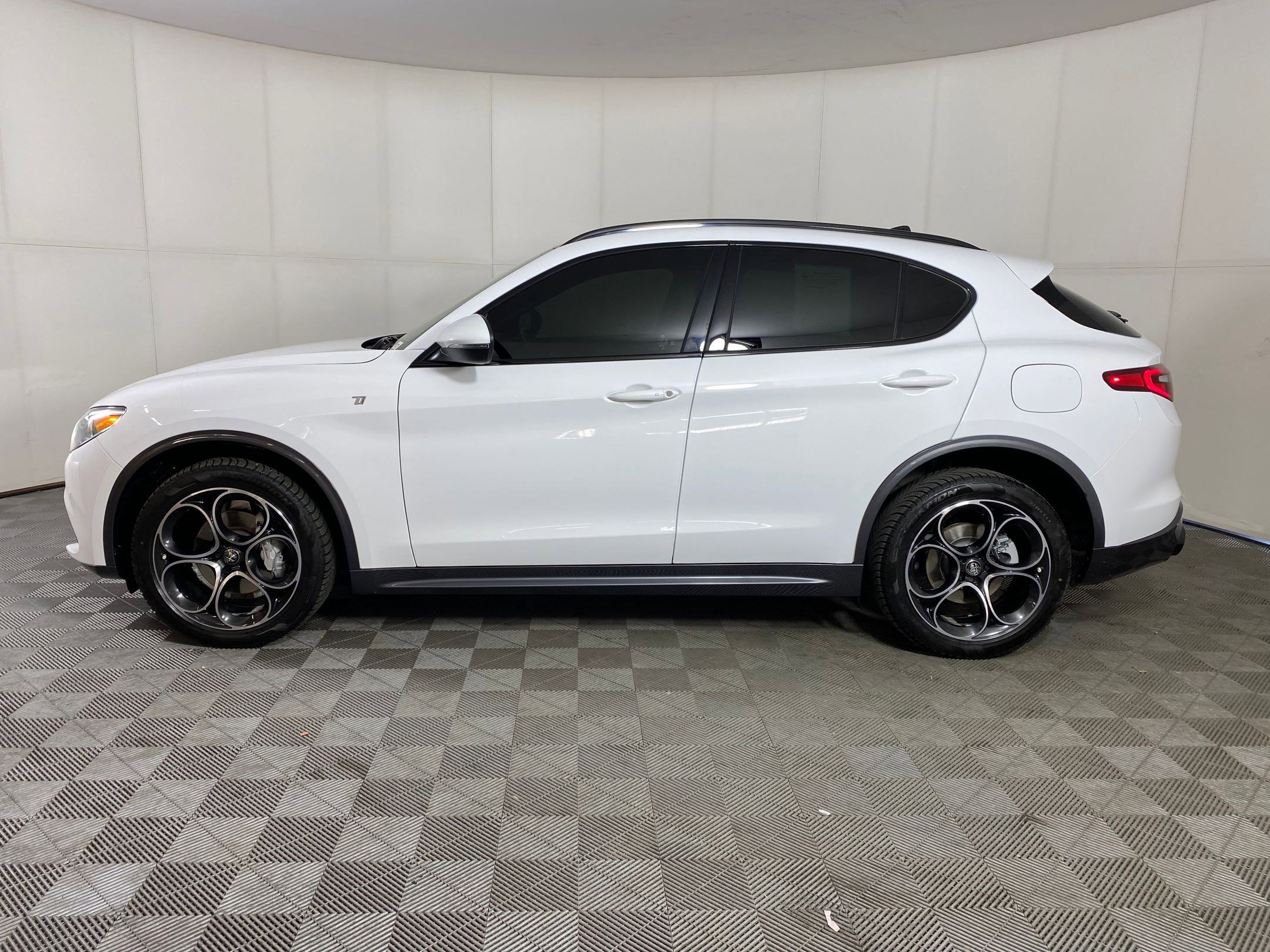 Used 2023 Alfa Romeo Stelvio Ti image 2