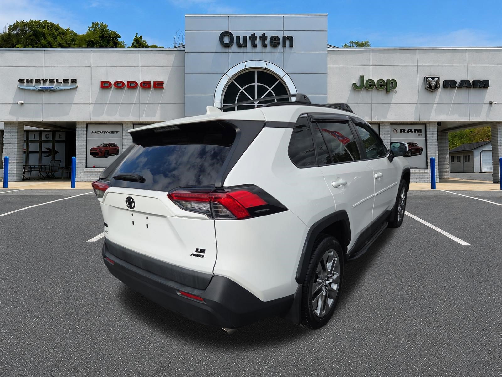 Used 2019 Toyota RAV4 LE AWD/4WD image 4