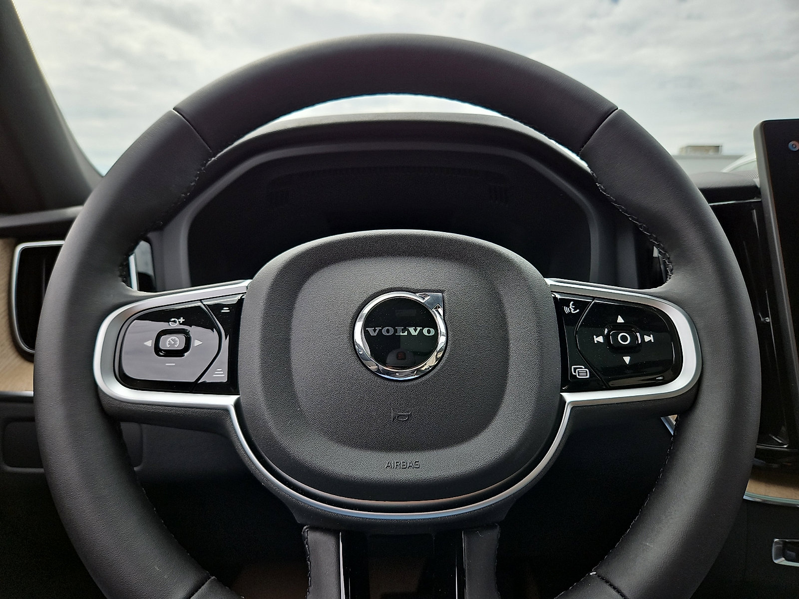 New 2026 Volvo XC60 B5 Plus w/ Protection Package Premier AWD/4WD image 18