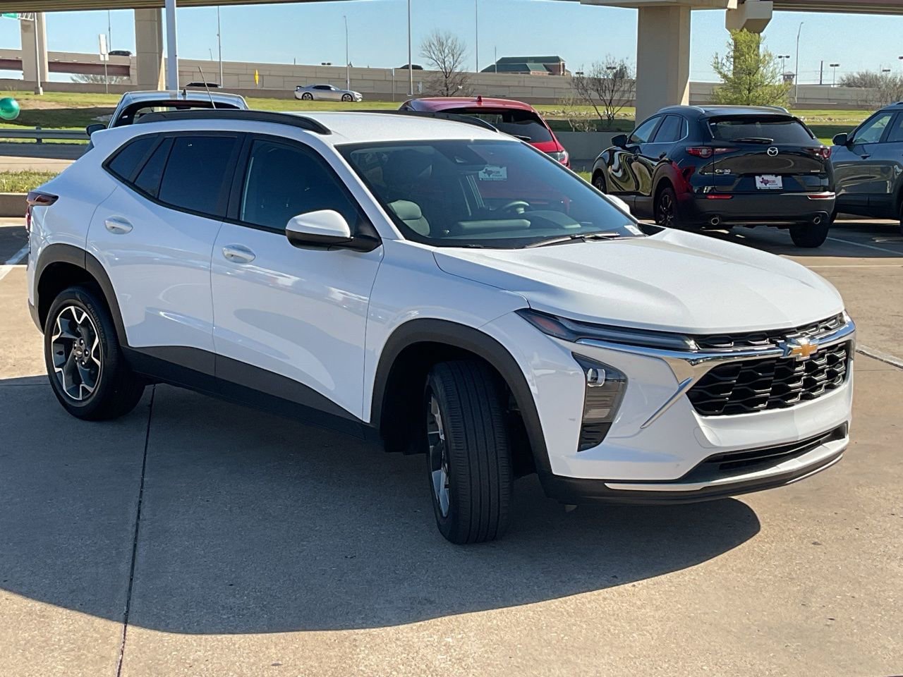 Used 2025 Chevrolet Trax LT w/ LT Convenience Package image 4