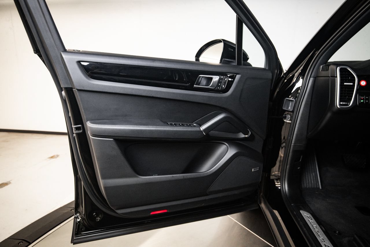 Certified 2023 Porsche Cayenne Platinum Edition AWD/4WD image 23