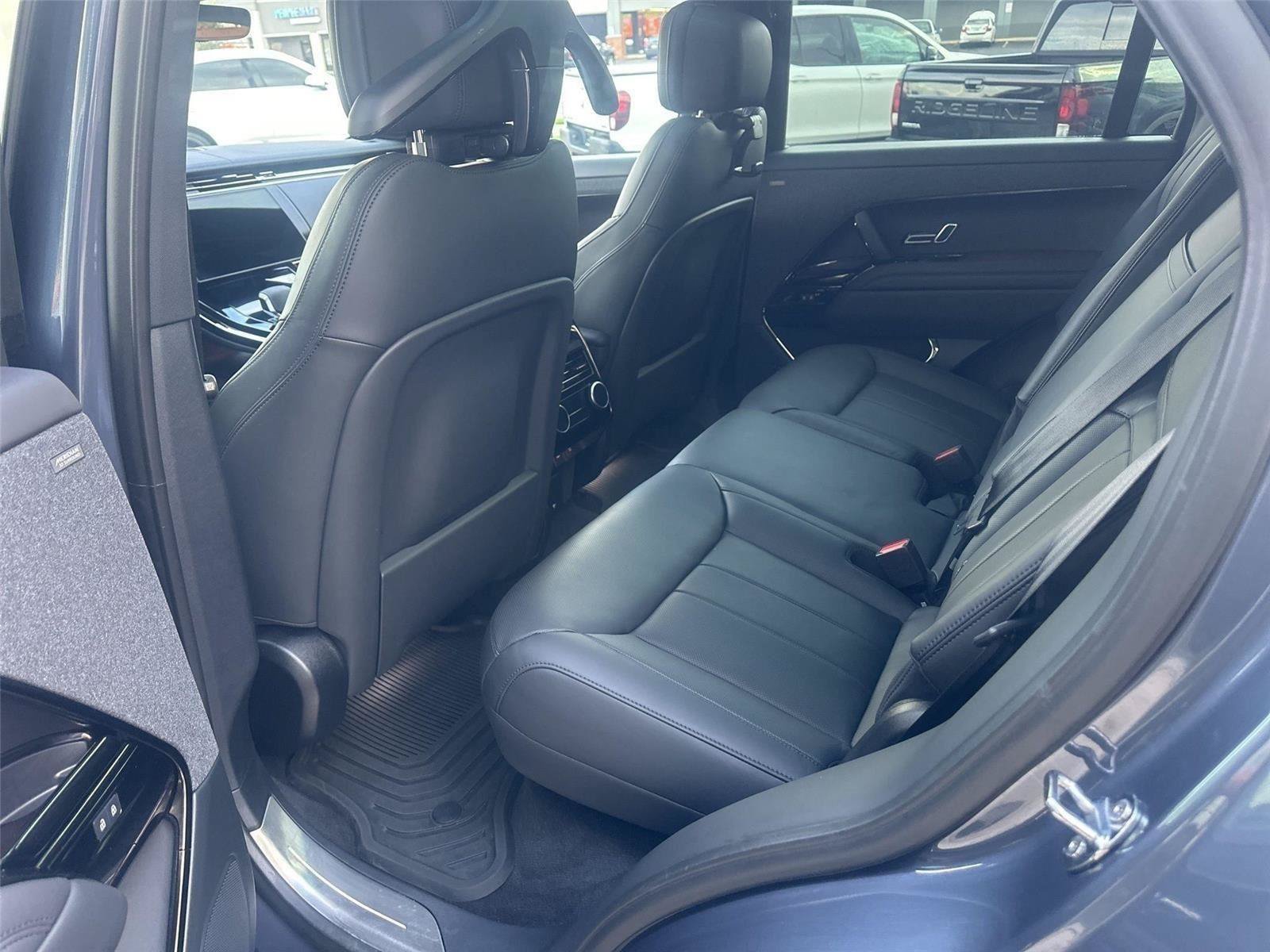 Used 2025 Land Rover Range Rover Sport SE AWD/4WD image 30