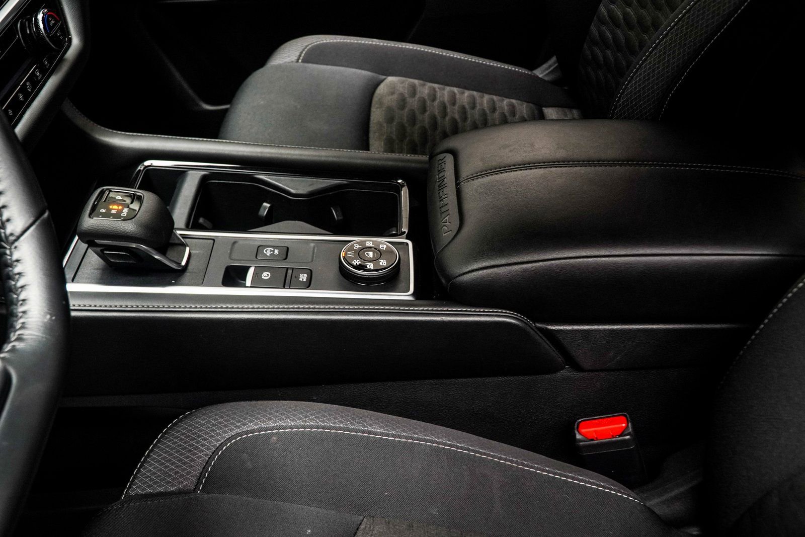 Used 2025 Nissan Pathfinder SV image 17