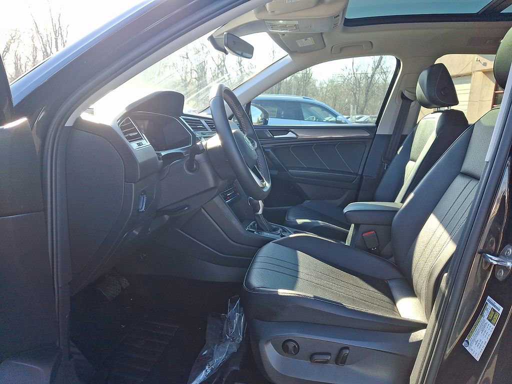 Certified 2022 Volkswagen Tiguan SE w/ Panoramic Sunroof Package AWD/4WD image 13
