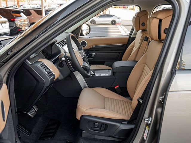 New 2025 Land Rover Discovery Metropolitan Edition AWD/4WD image 14