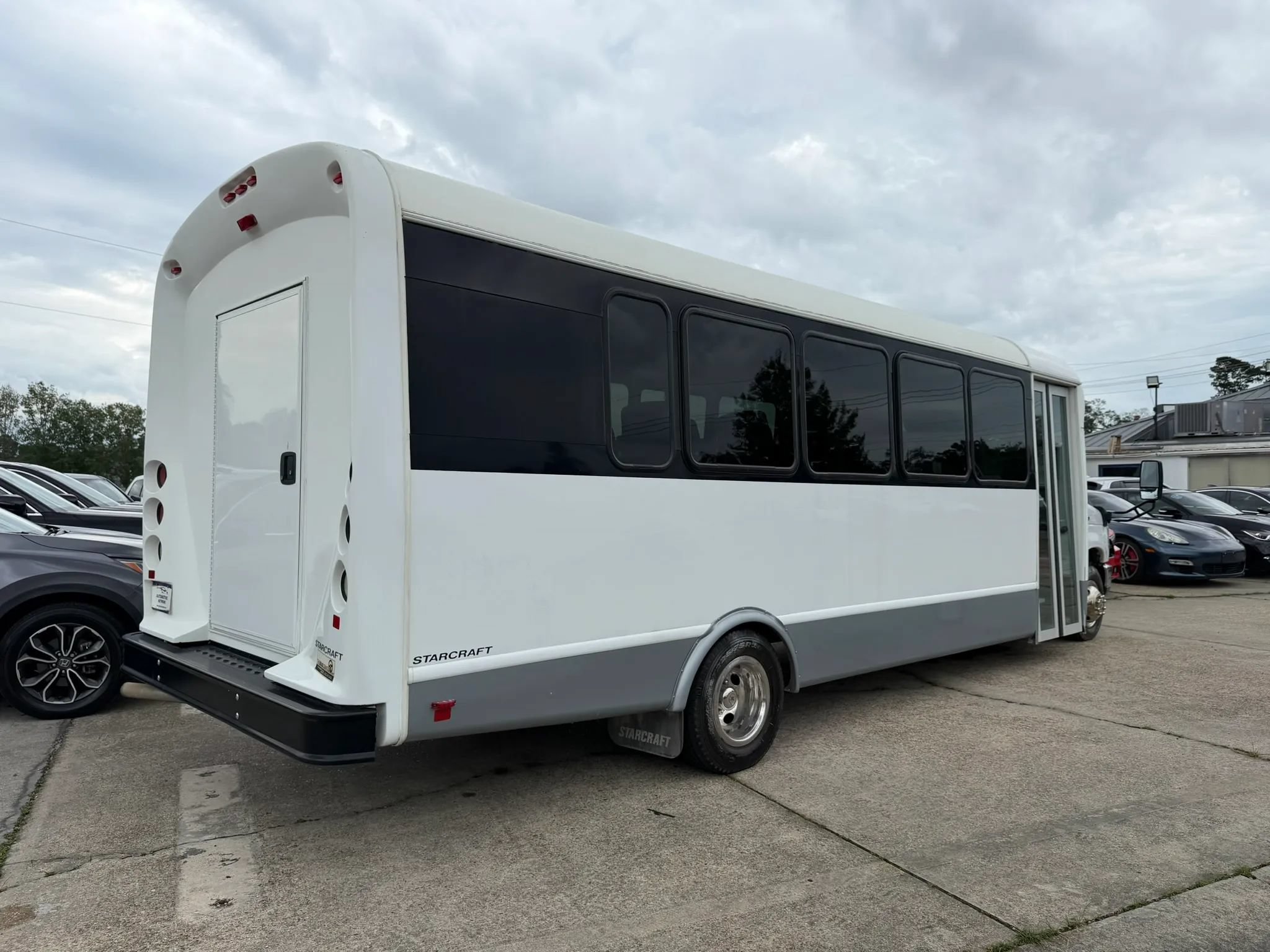 Used 2016 Ford E-450 and Econoline 450 Super Duty w/ Shuttle Bus Prep Package RWD image 5