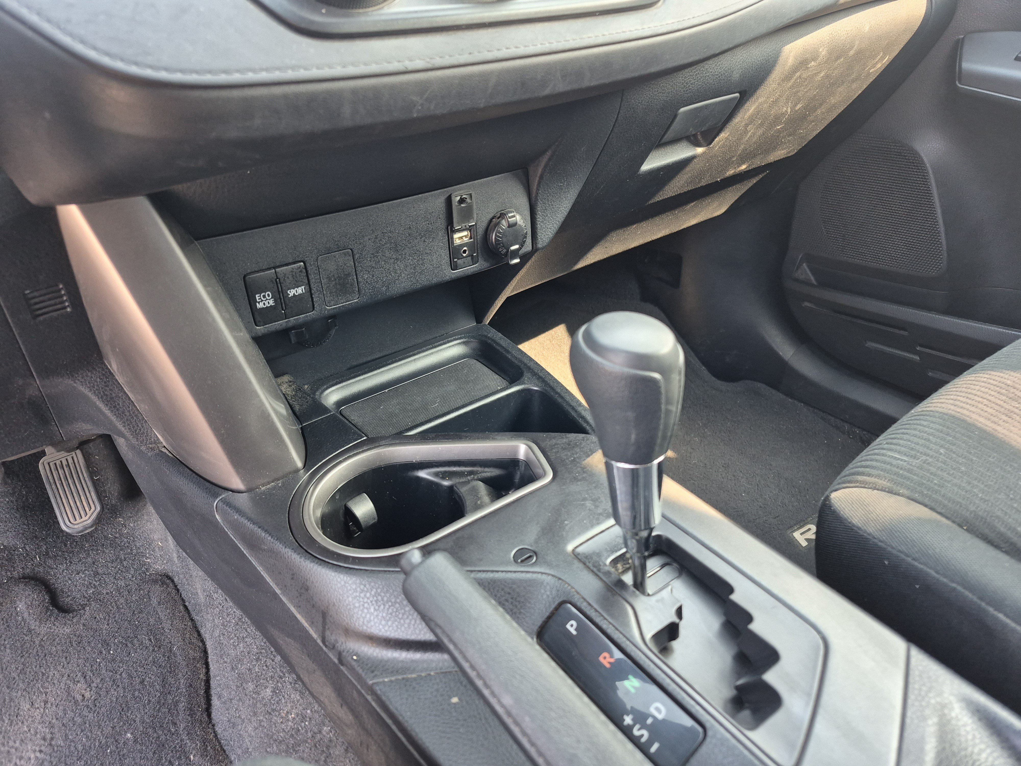 Used 2018 Toyota RAV4 LE w/ Carpet Mat Package AWD/4WD image 12