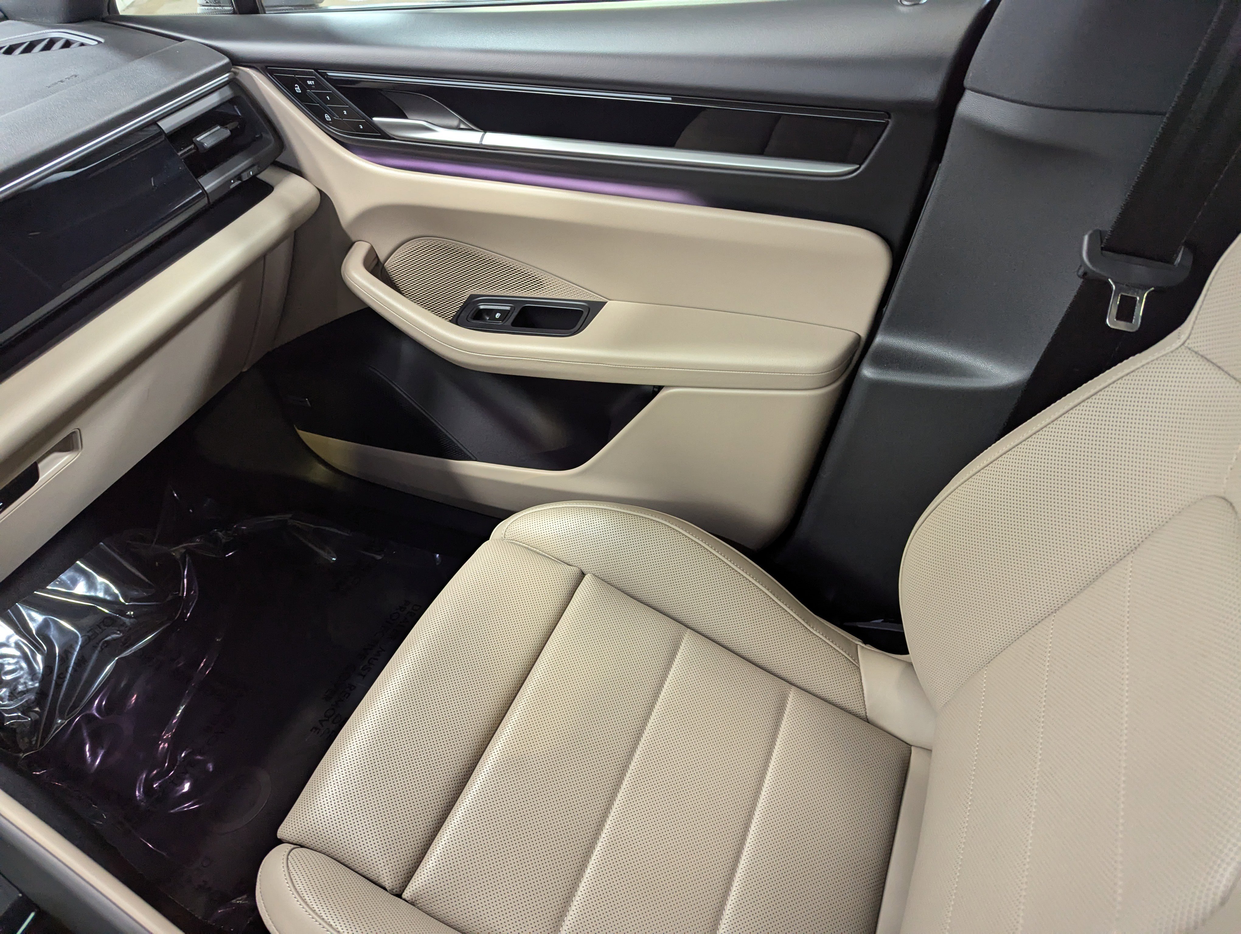 Certified 2025 Porsche Macan 4 Electric image 22