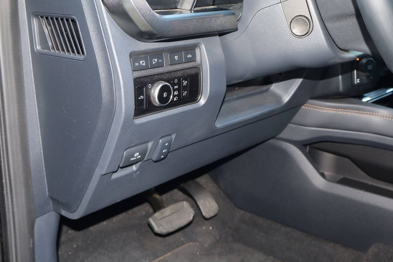 Used 2023 Ford F250 Platinum w/ FX4 Off-Road Package AWD/4WD image 23