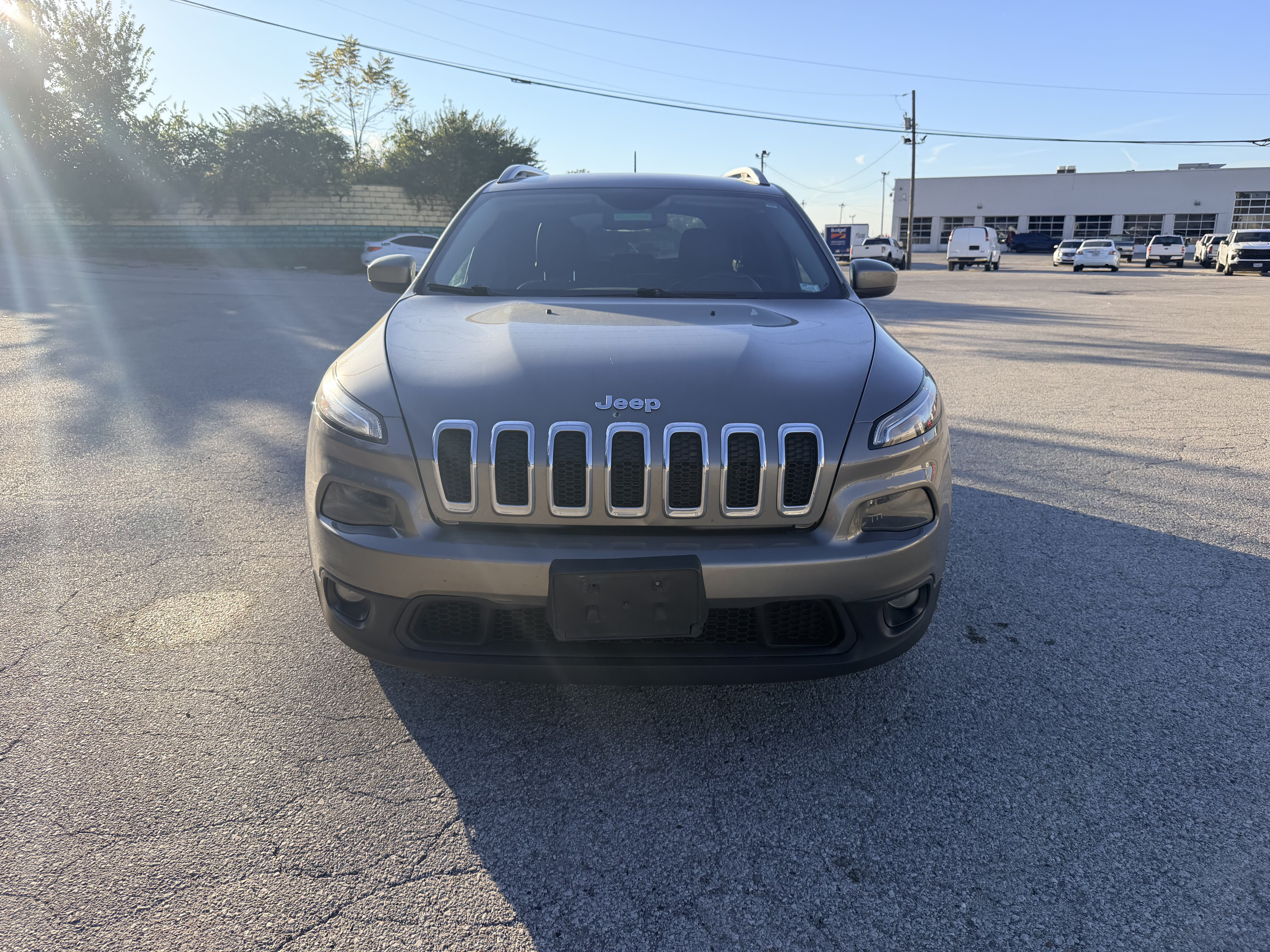 Used 2018 Jeep Cherokee Latitude Plus w/ Cold Weather Group FWD image 2