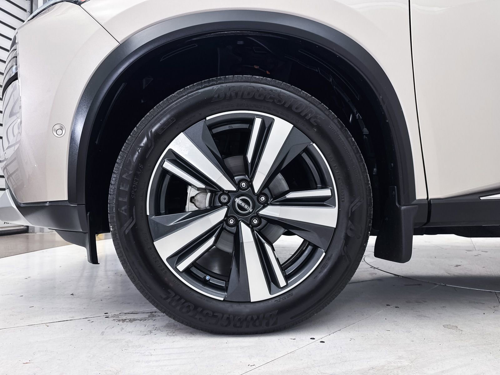 Used 2023 Nissan Rogue Platinum w/ Platinum Premium Package image 16