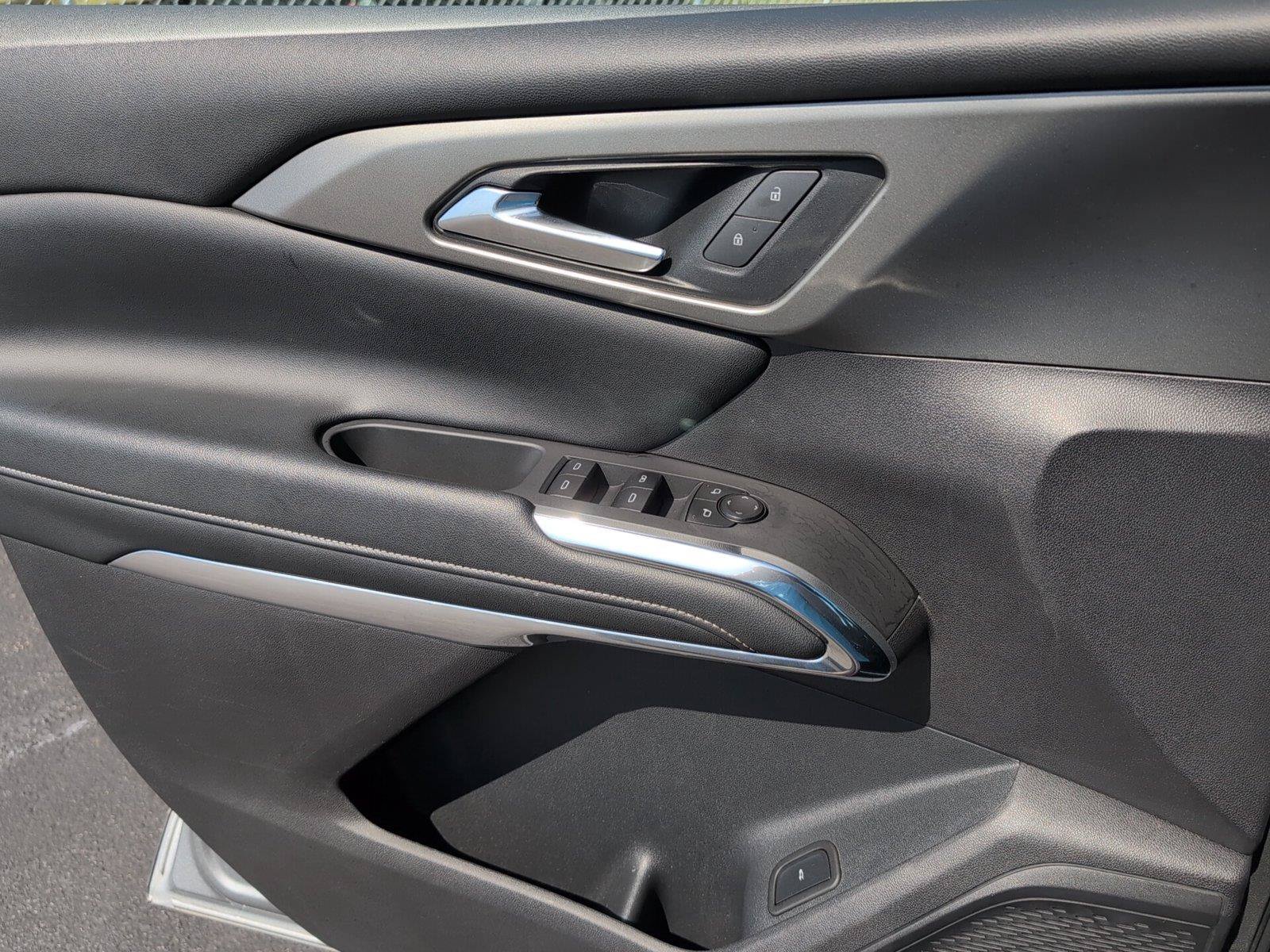 Certified 2025 Chevrolet Traverse LT FWD image 15