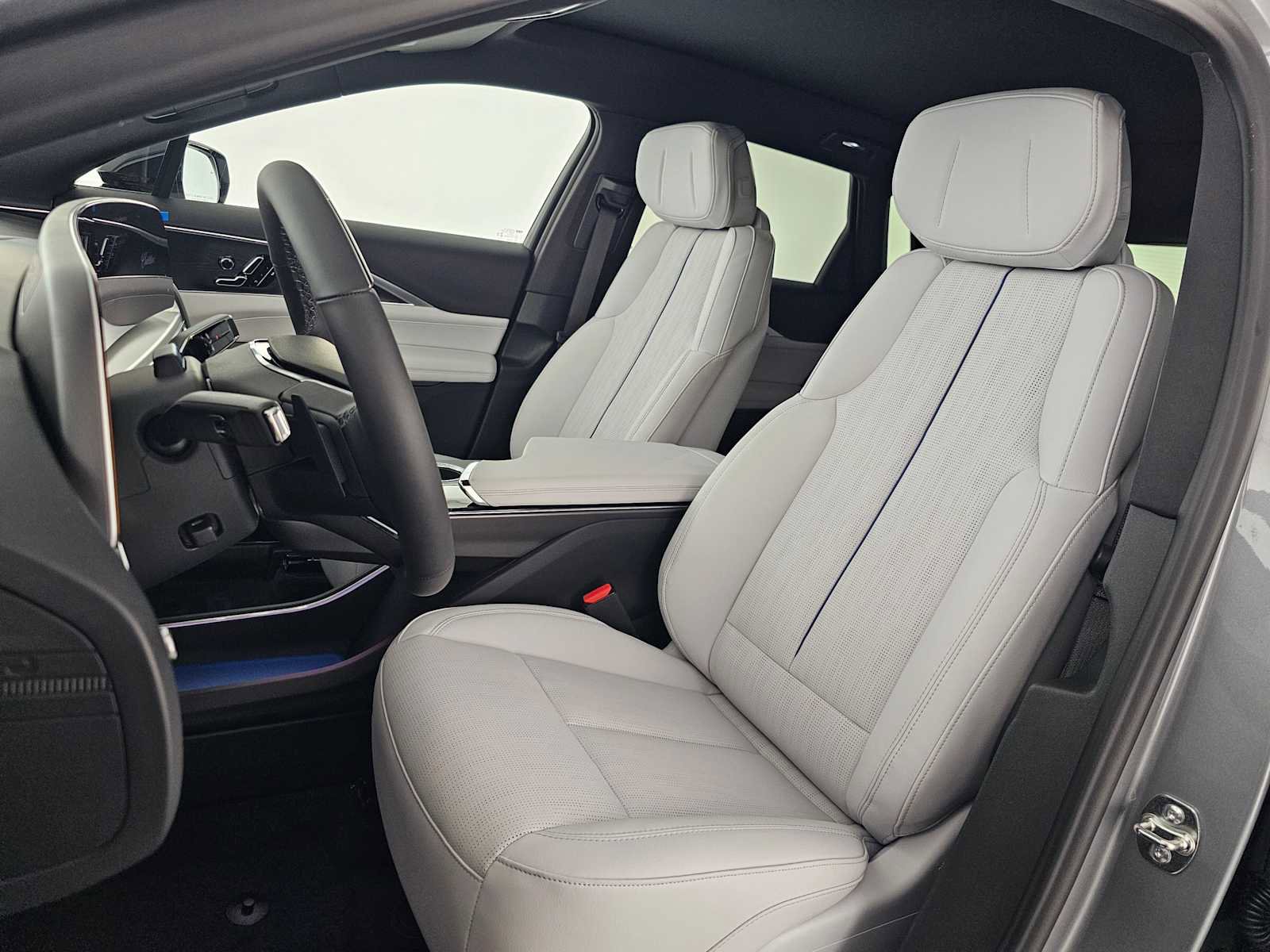 Used 2026 Cadillac Lyriq Luxury w/ LPO, Floor Liner Package RWD image 21