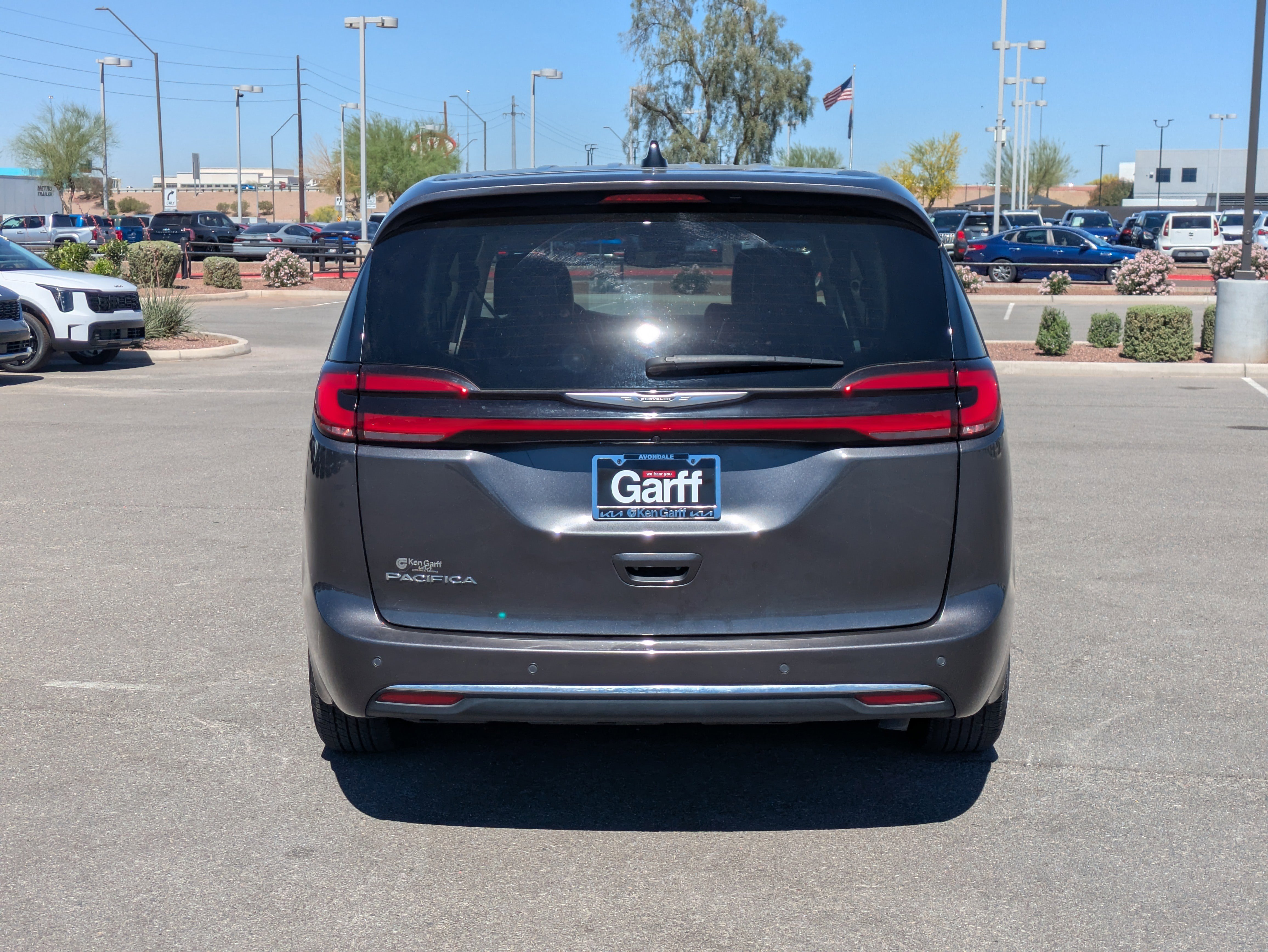 Used 2023 Chrysler Pacifica Touring-L FWD image 4