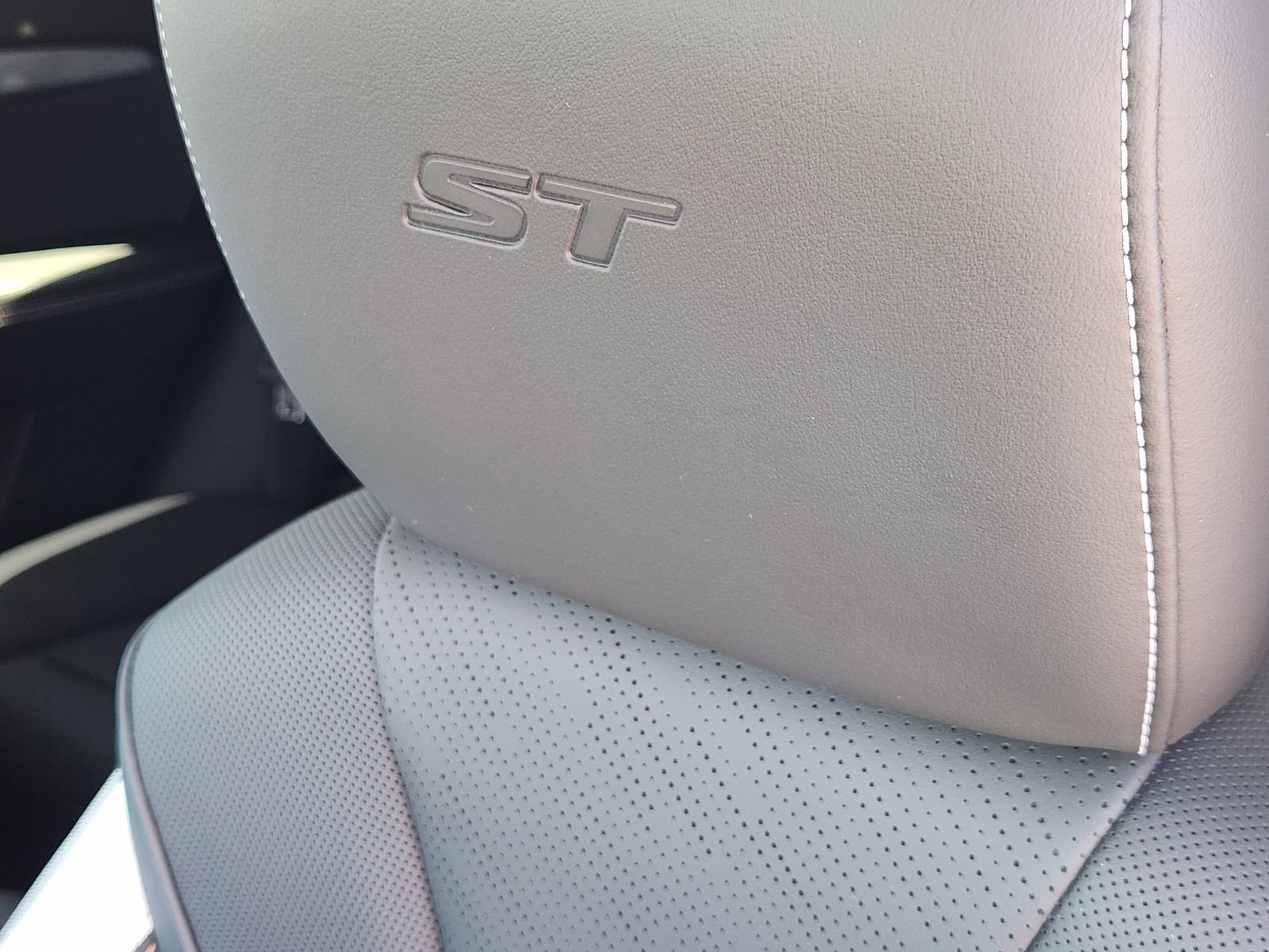 New 2026 Buick Envision Sport Touring image 18