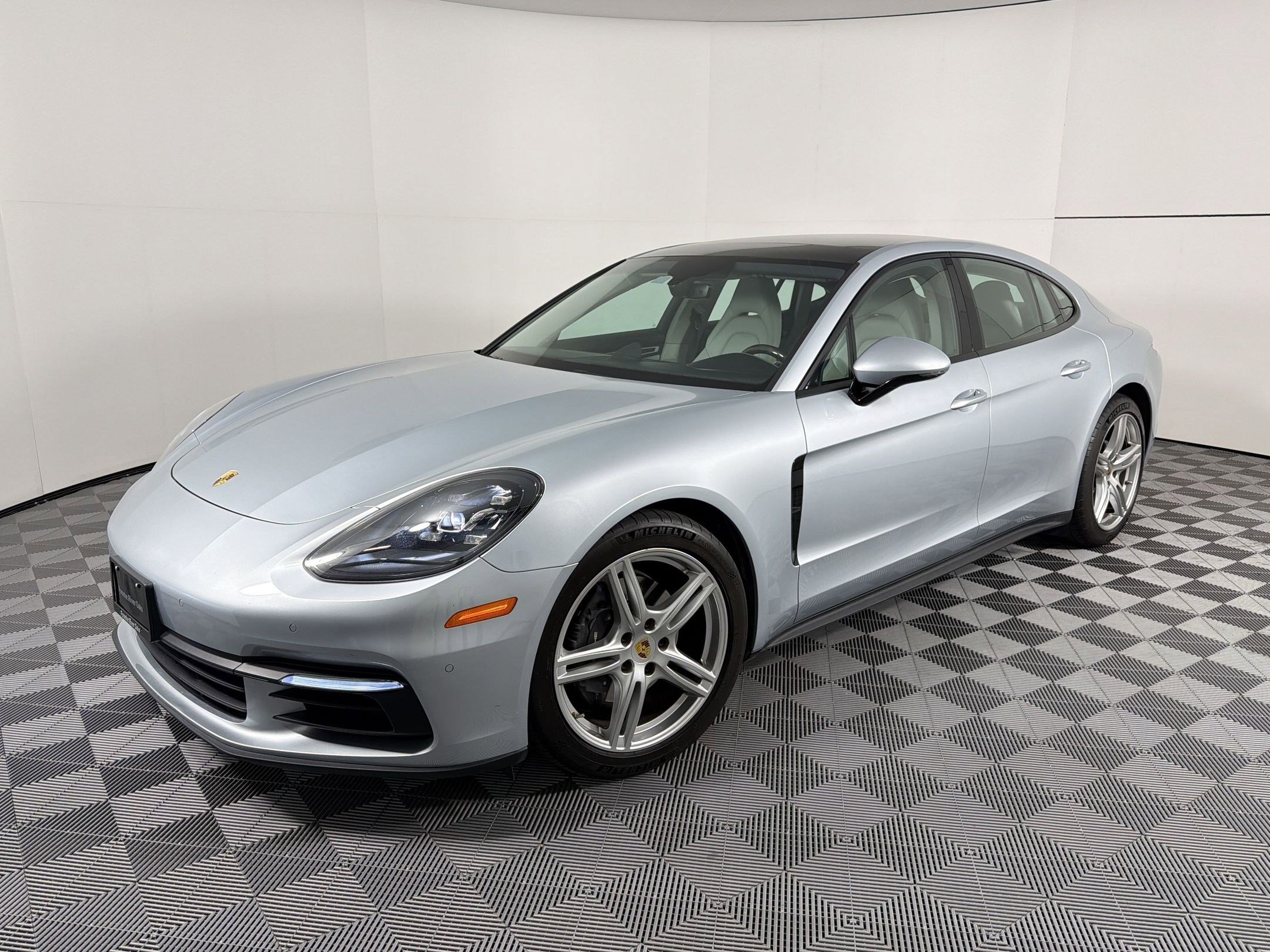 Certified 2018 Porsche Panamera image 1