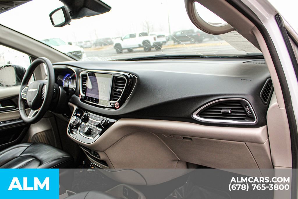 Used 2023 Chrysler Pacifica Touring-L image 25