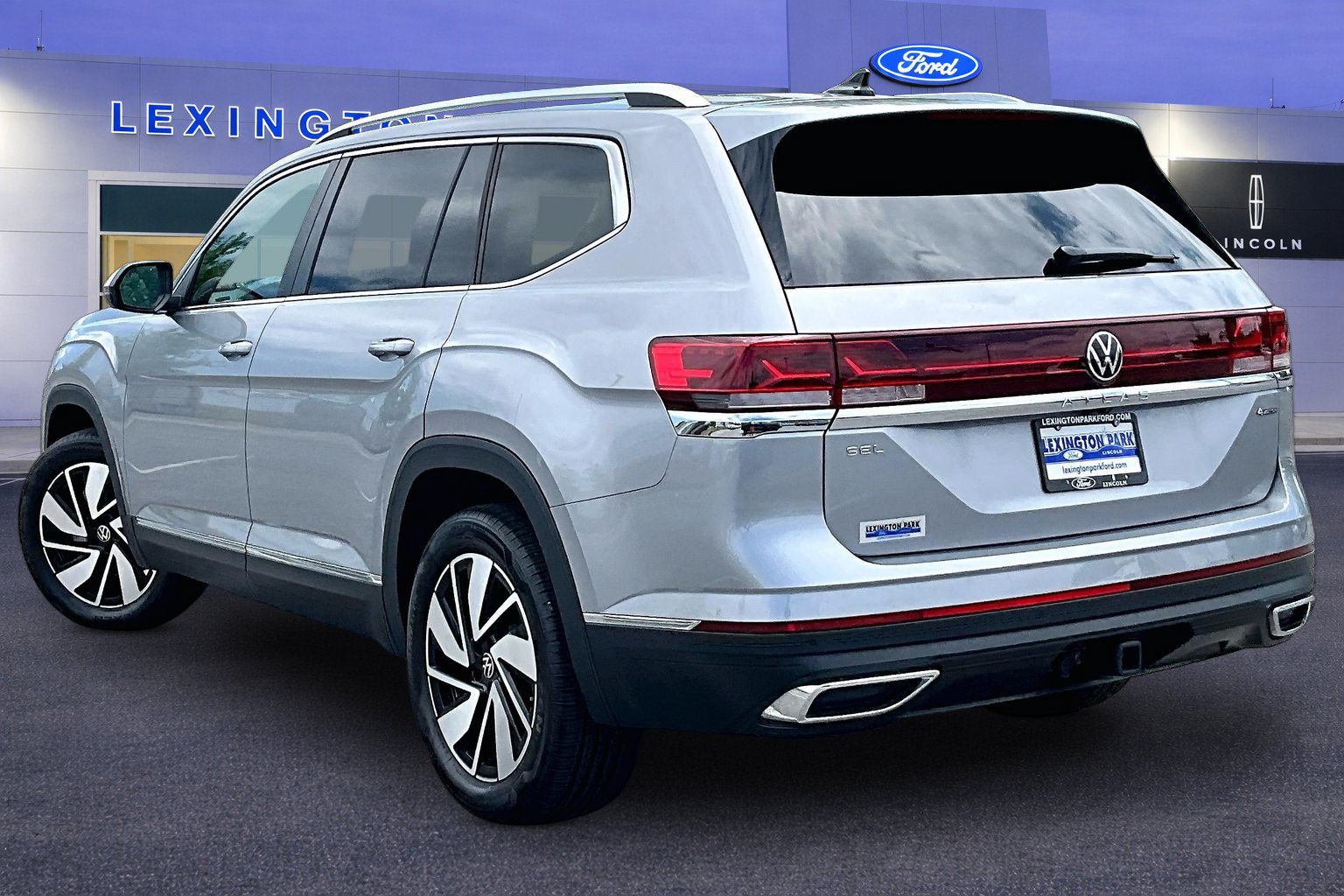 Used 2025 Volkswagen Atlas SEL AWD/4WD image 4