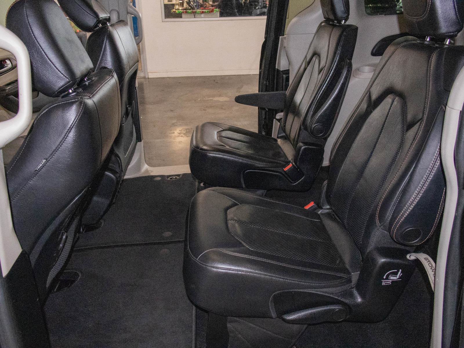 Used 2019 Chrysler Pacifica Touring-L image 13