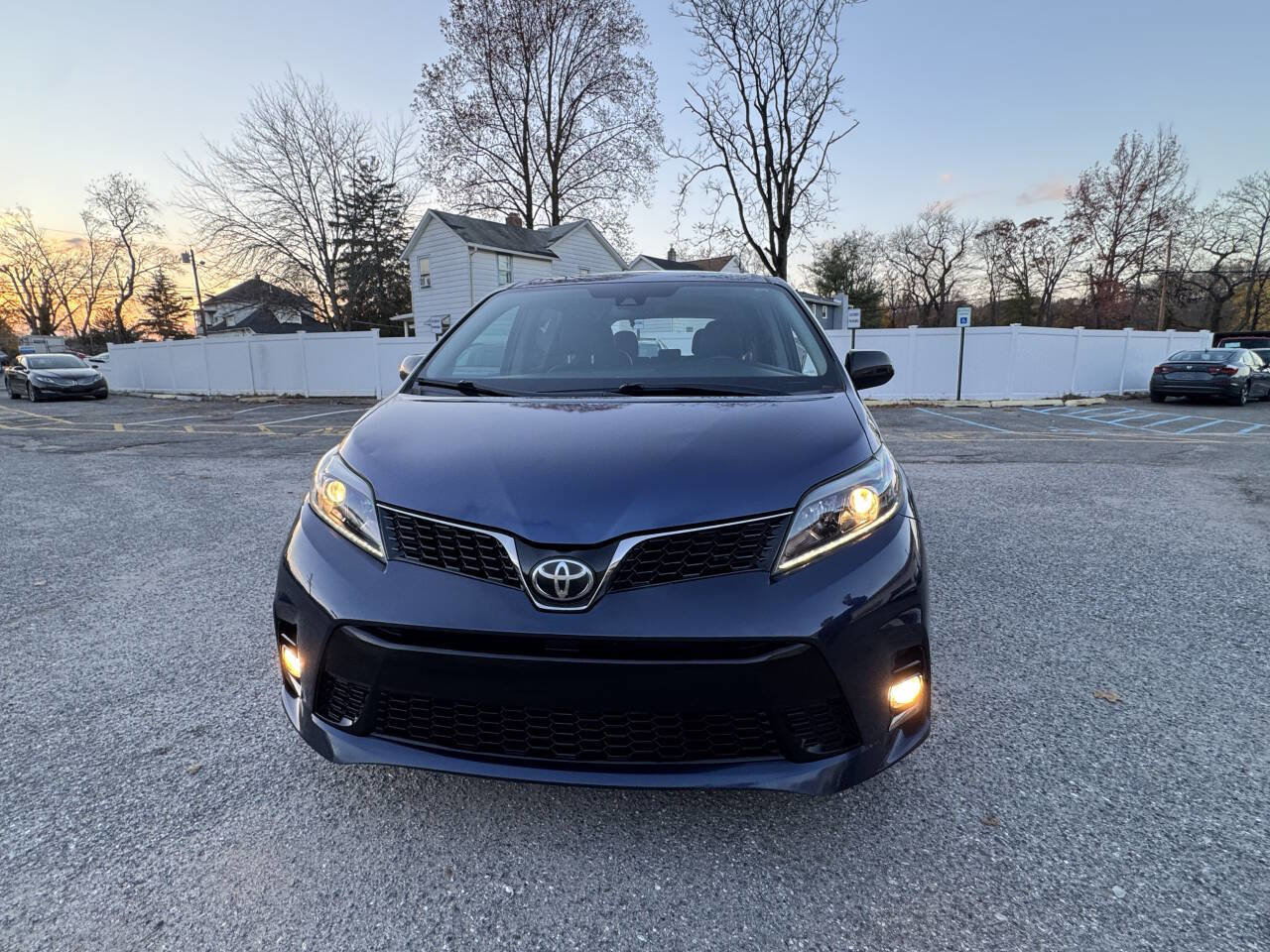 Used 2019 Toyota Sienna SE image 3