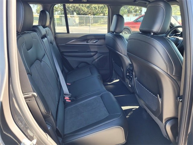 Used 2025 Jeep Grand Cherokee Altitude image 15