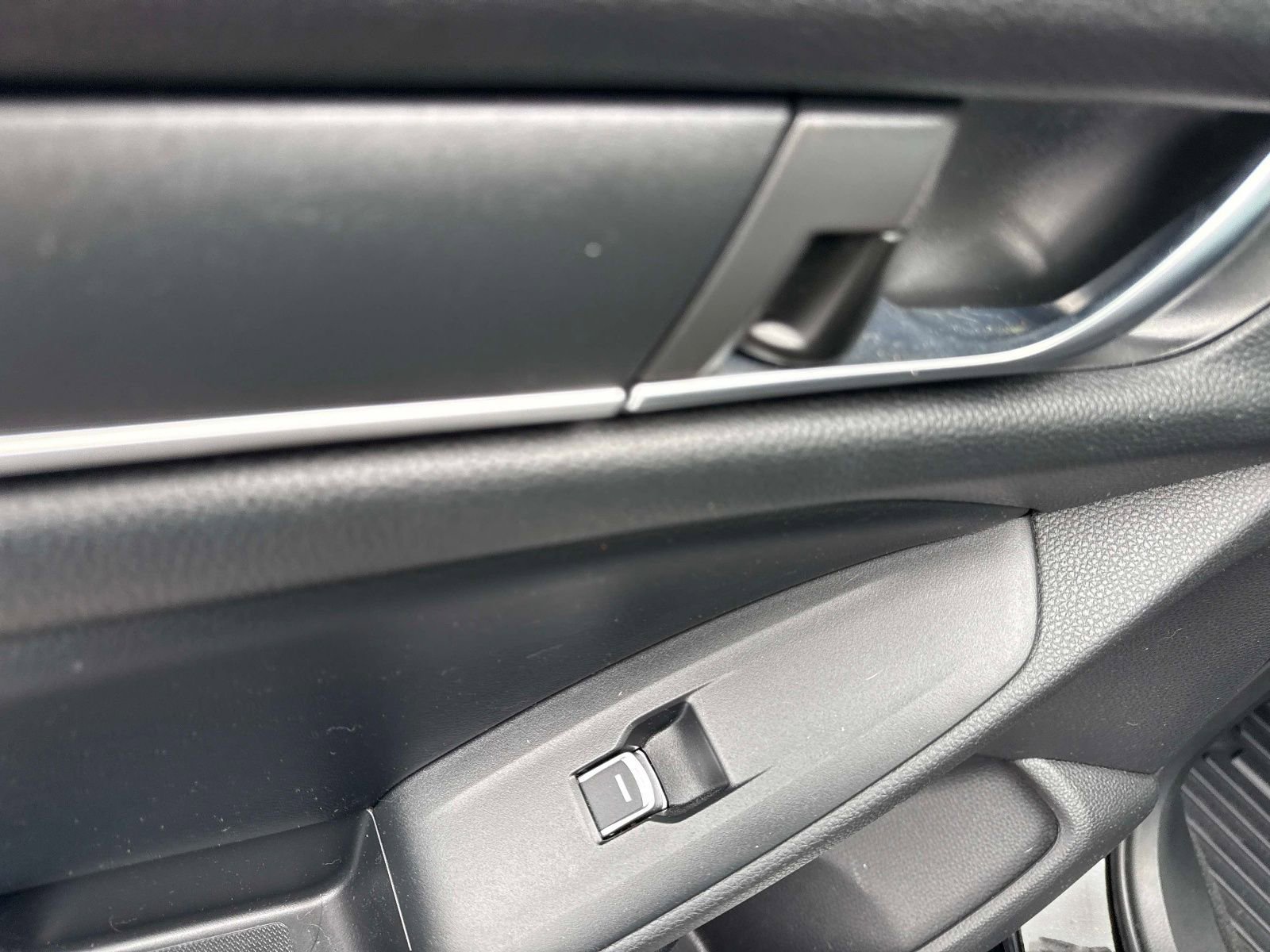 Used 2018 Honda Accord EX image 11